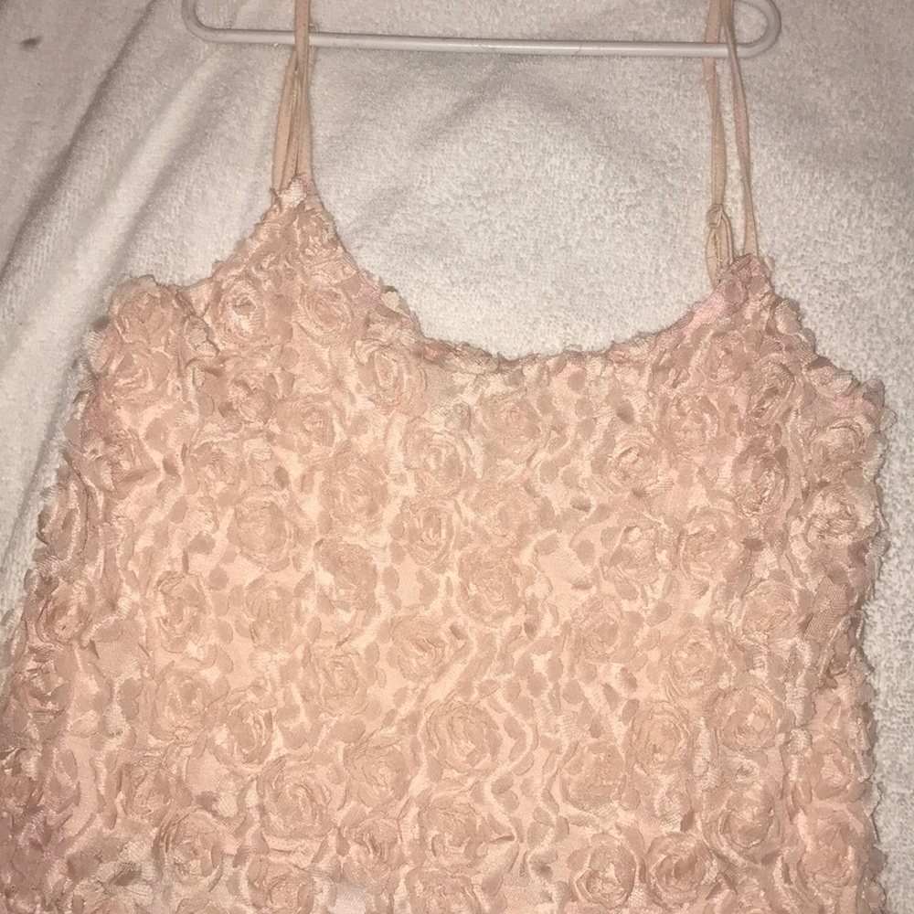 A  médium crop top with pink flowers on the front - Picture 1 of 2